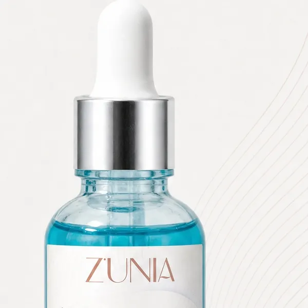 Close-up of the ZÚNIA copper peptide serum bottle